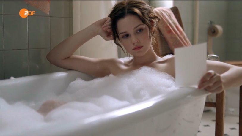 Naked Emilia Clark in the series Game of Thrones