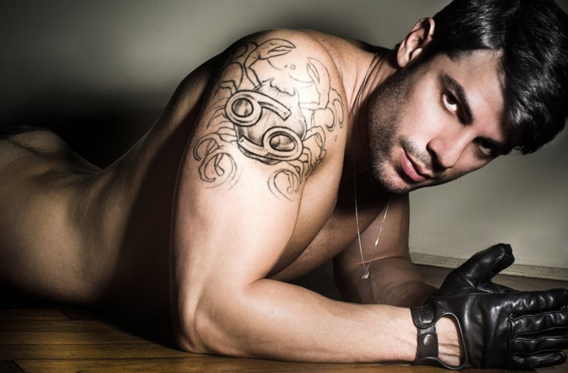 Male hand on the waist