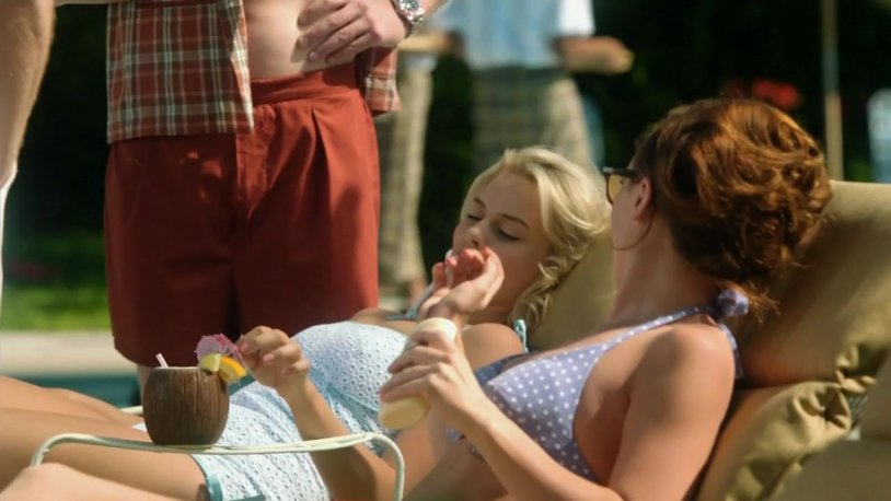 Margot Robbie Wolf with Wall