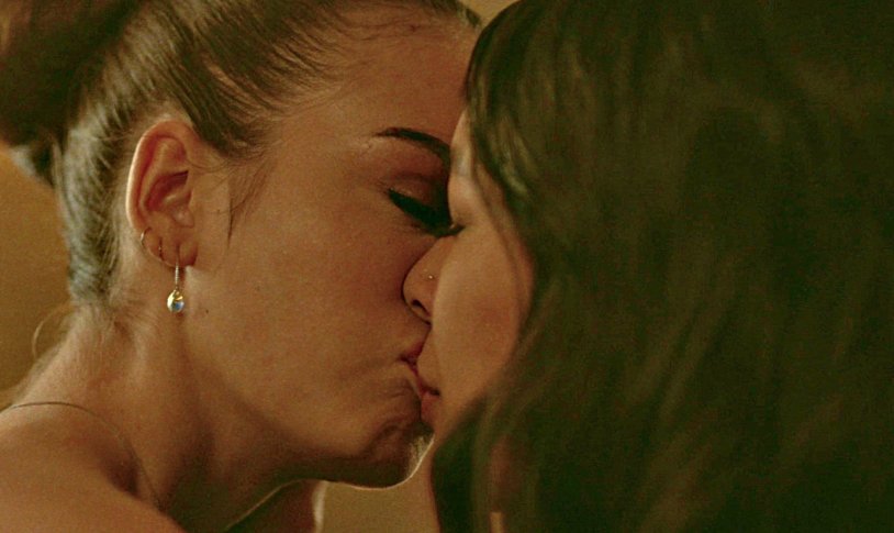 Lesbian kisses Zoe Deutsch