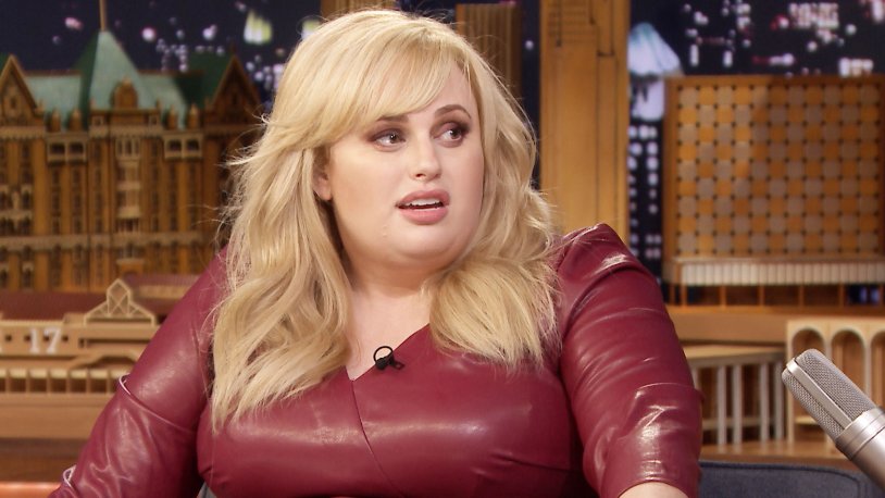 Black -growing dress Rebel Wilson