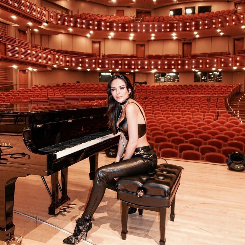 Lola Astanova Pianist