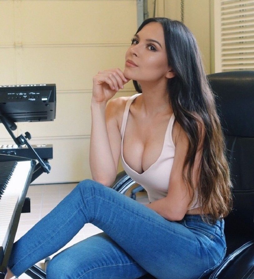 Lola Astanova Pianist