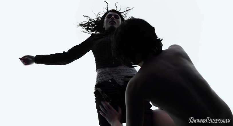 Scarlett Johansson eats