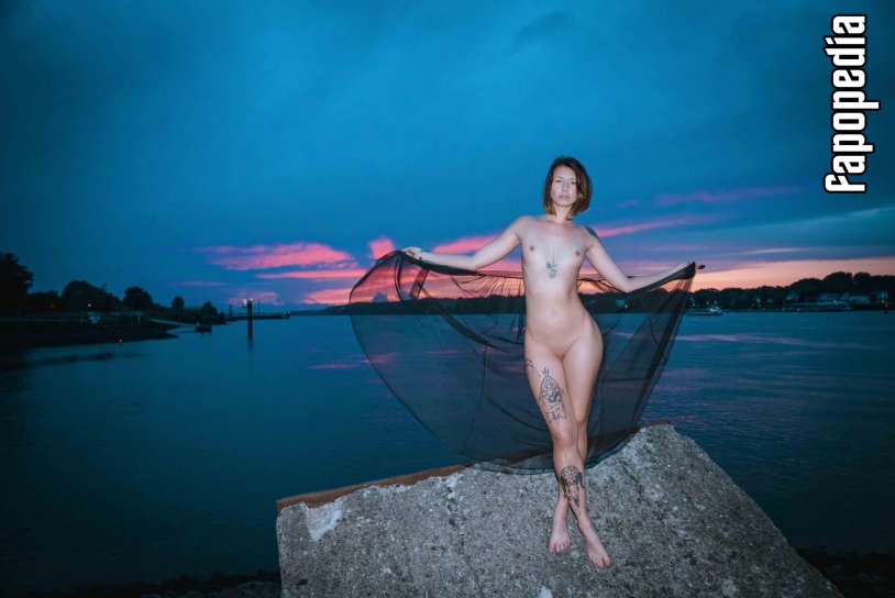 Lena Zosimova singer naked