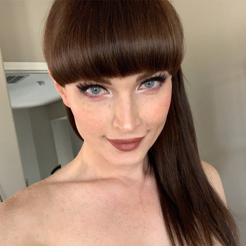 Natalie Mars (Natalie Mars) in linen