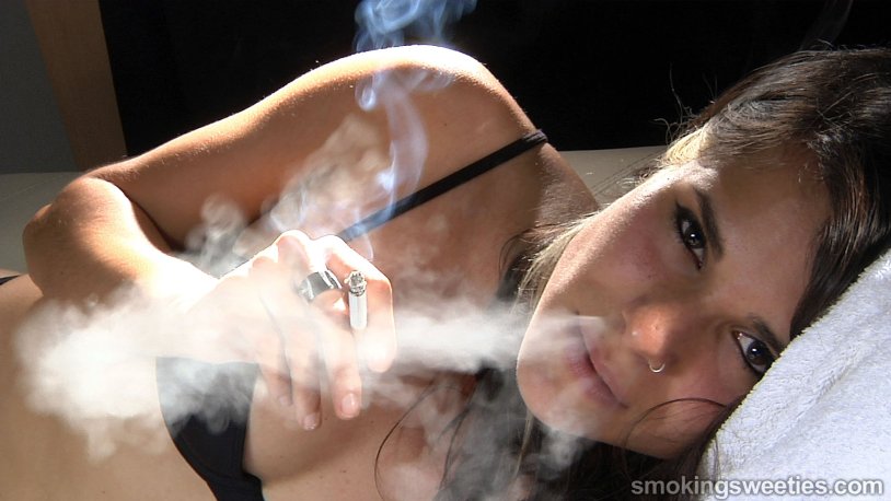 Olivia Neuret smokes