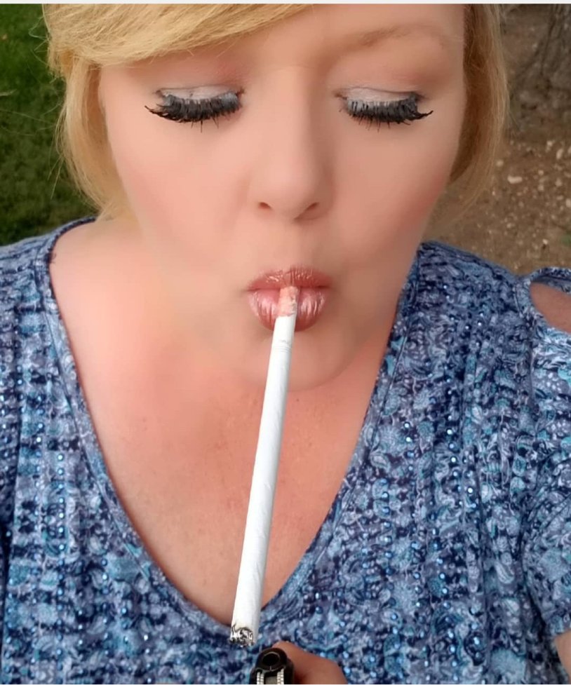 "Missnicoled" smokingfetishkingdom