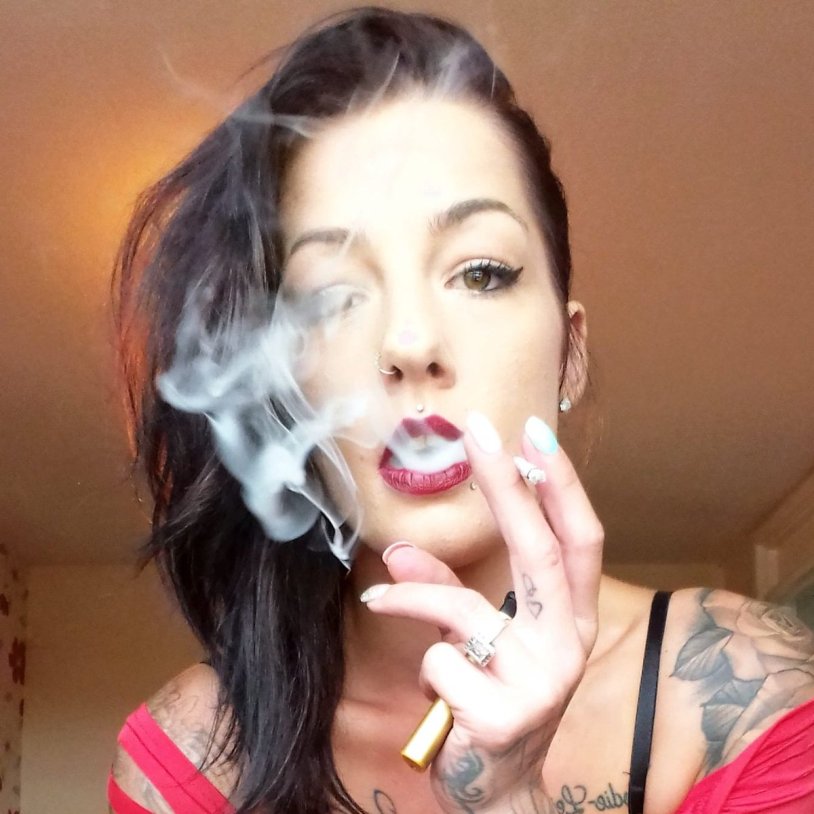Nina Seyers smoking