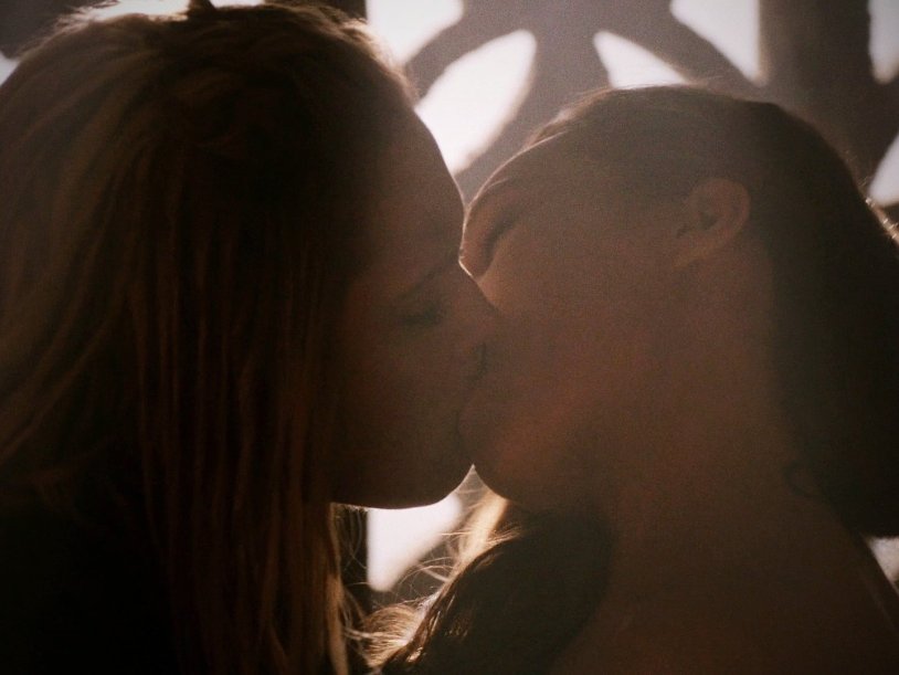 Alycia Debnam-Carey Kiss