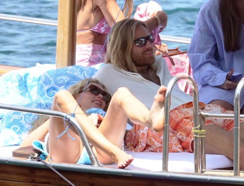 Elsa Hosk in the swimsuit of the legs