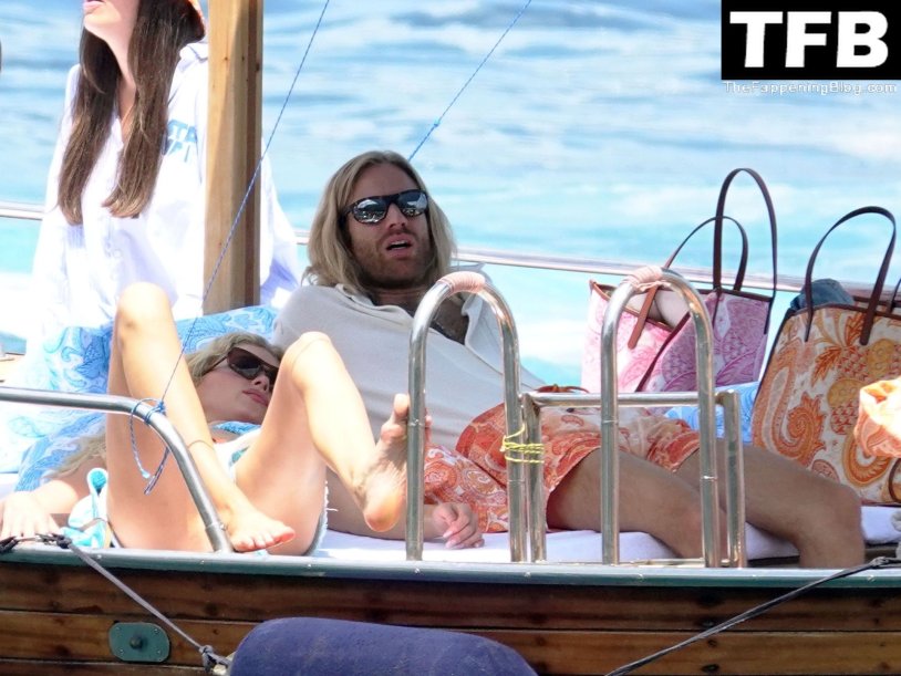 Elsa Hosk drake naked at home