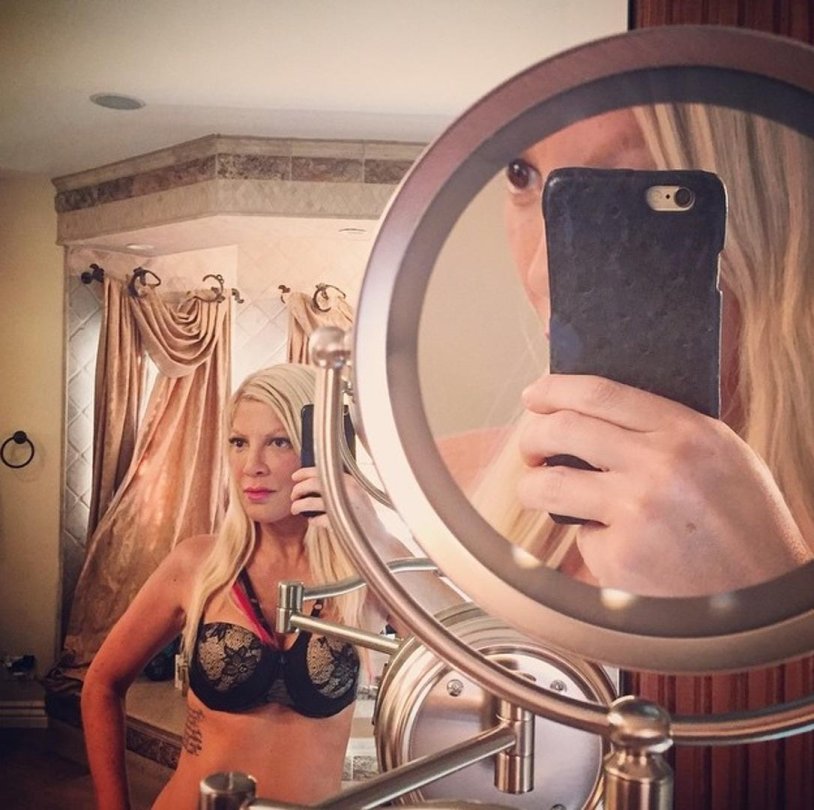 Tori spelling topless