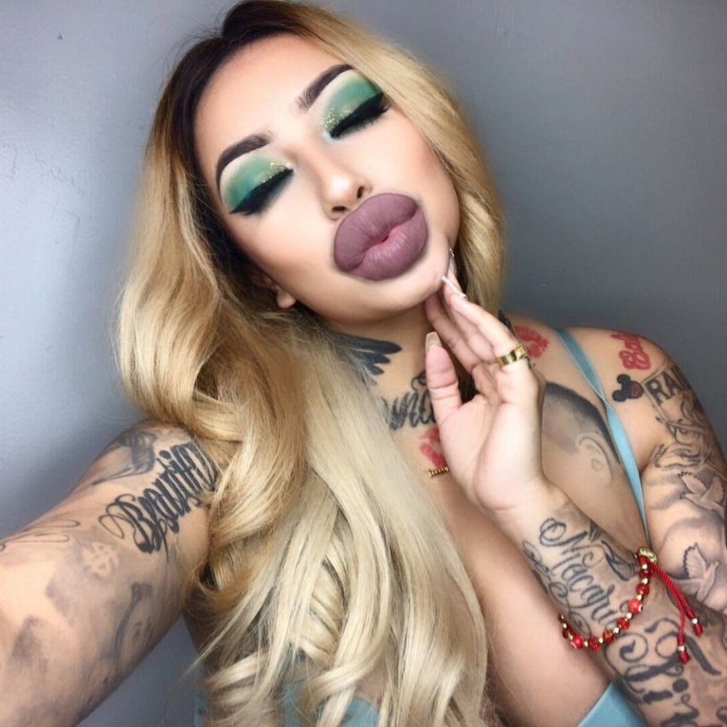 Jessica Alba camel hooves