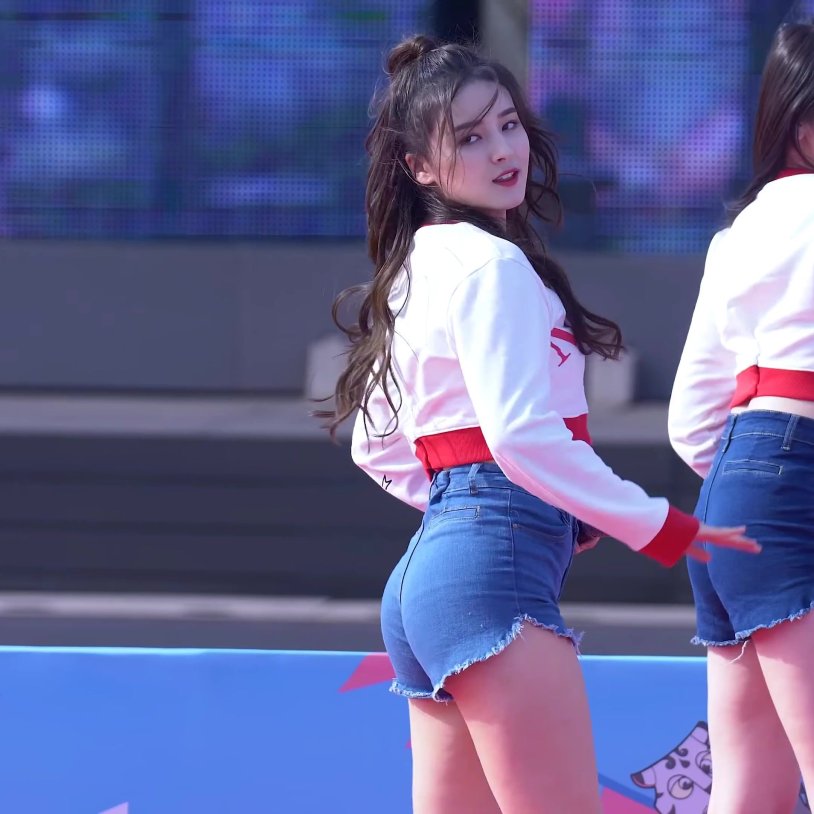 Nancy Momoland is dancing