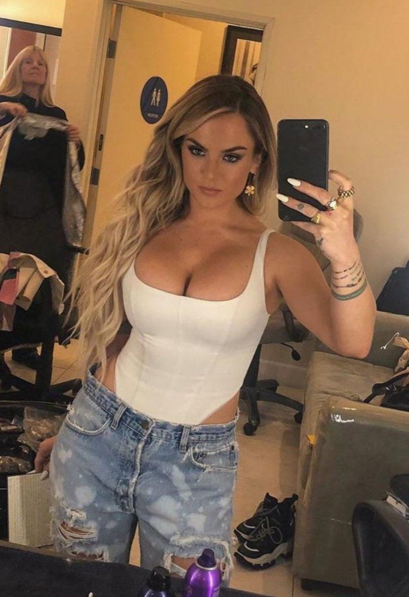 Anya Pokrov pop singer