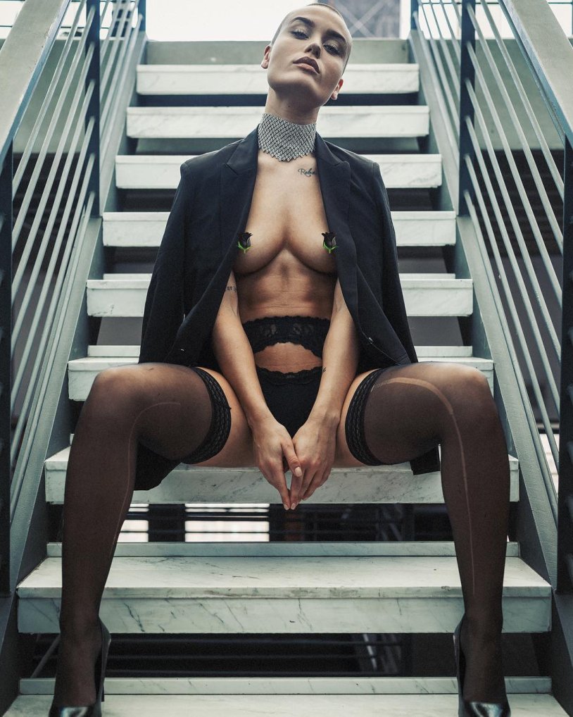 Vendiadla Lindblle is naked