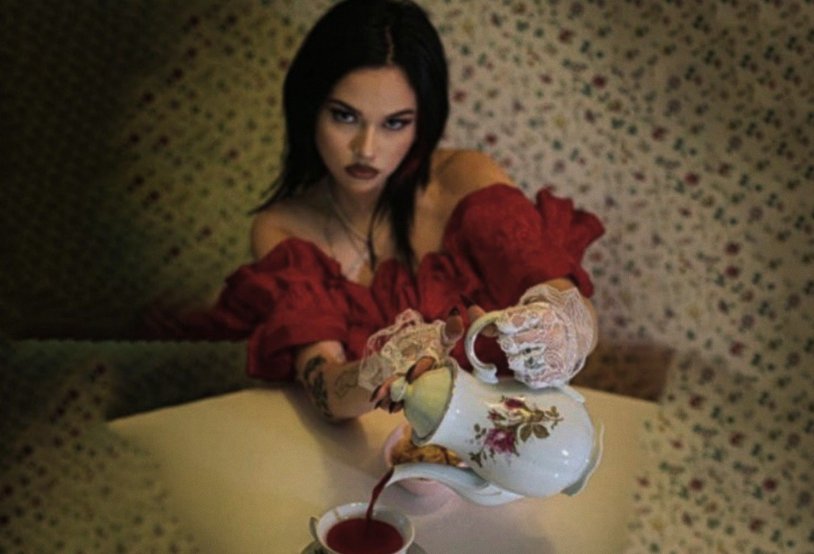 Maggie Lindemann 2018 with a cup of tea