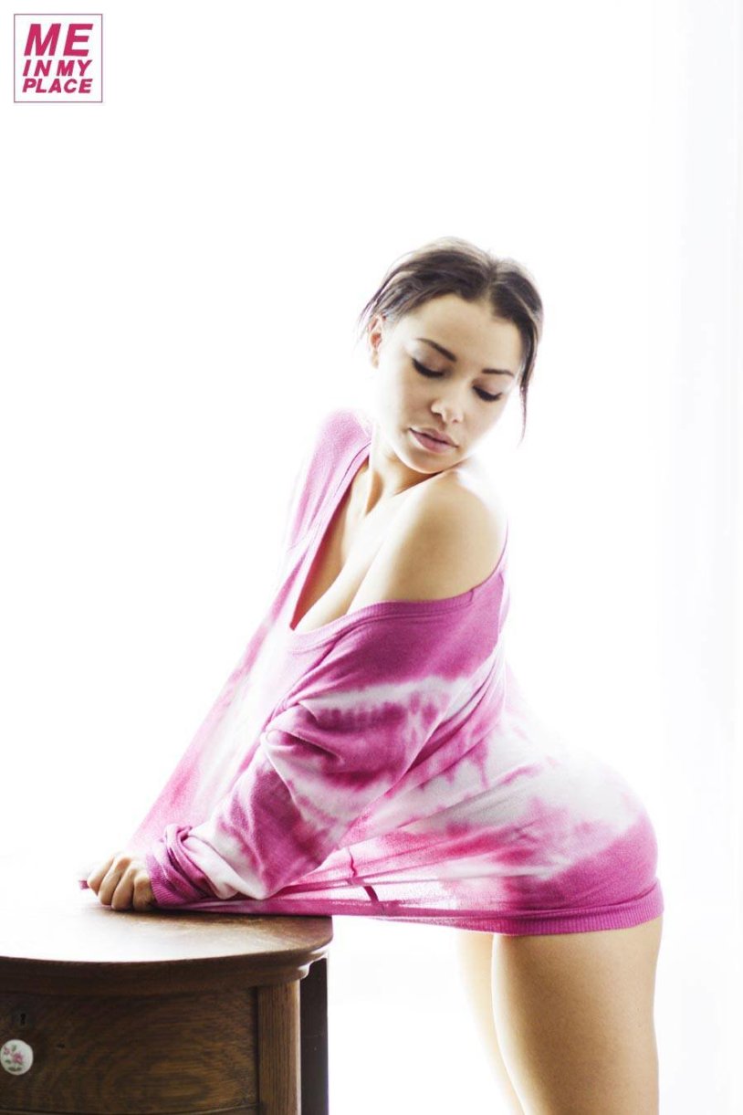 Jessica Parker Kennedy Wallpaper