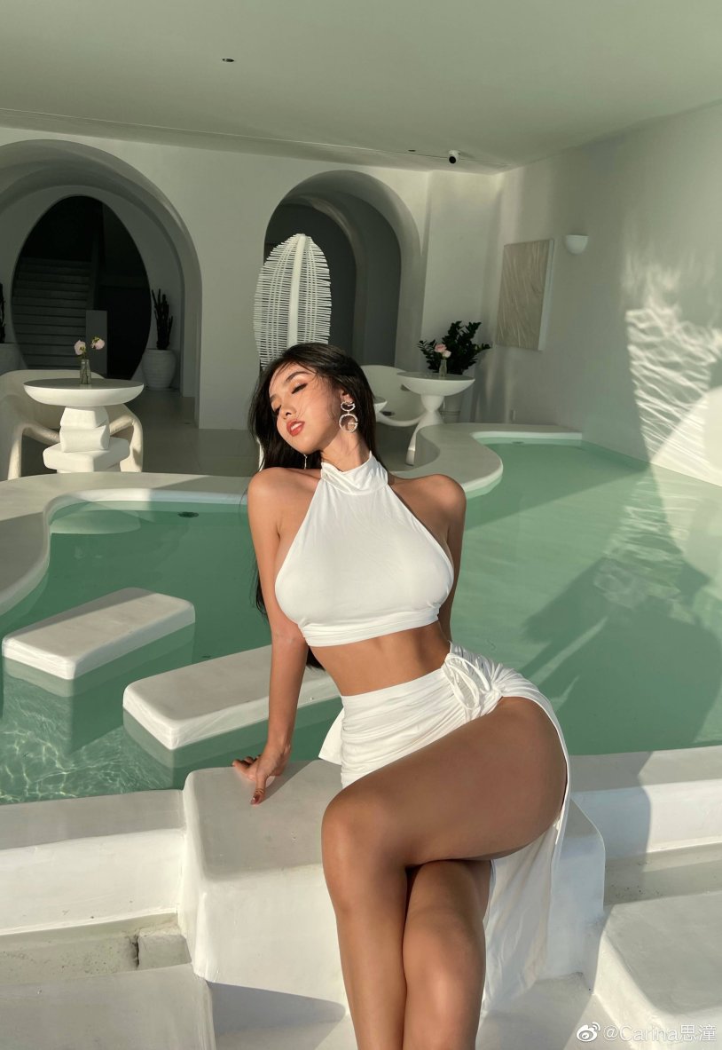 Model - Karina to the otter