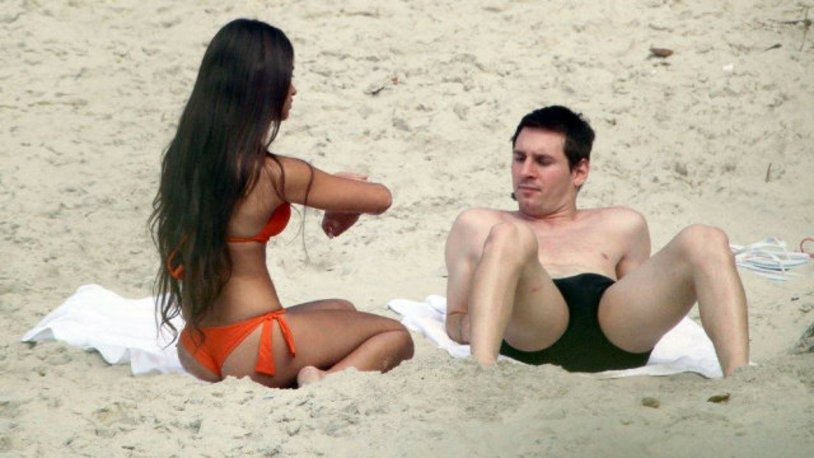 Antonella Rokuzzo and Lionel Messi on the beach