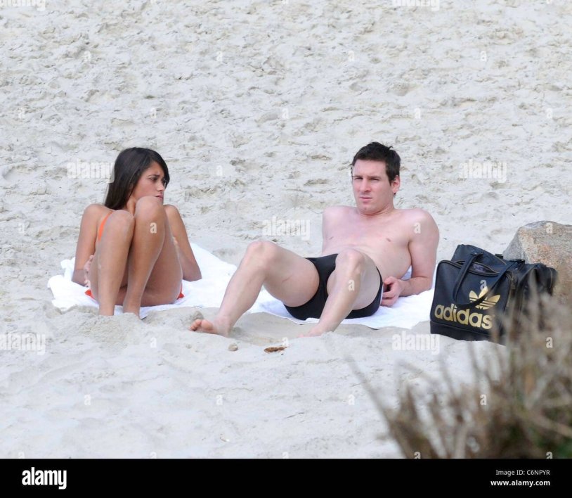 Antonella Rokuzzo and Lionel Messi on the beach
