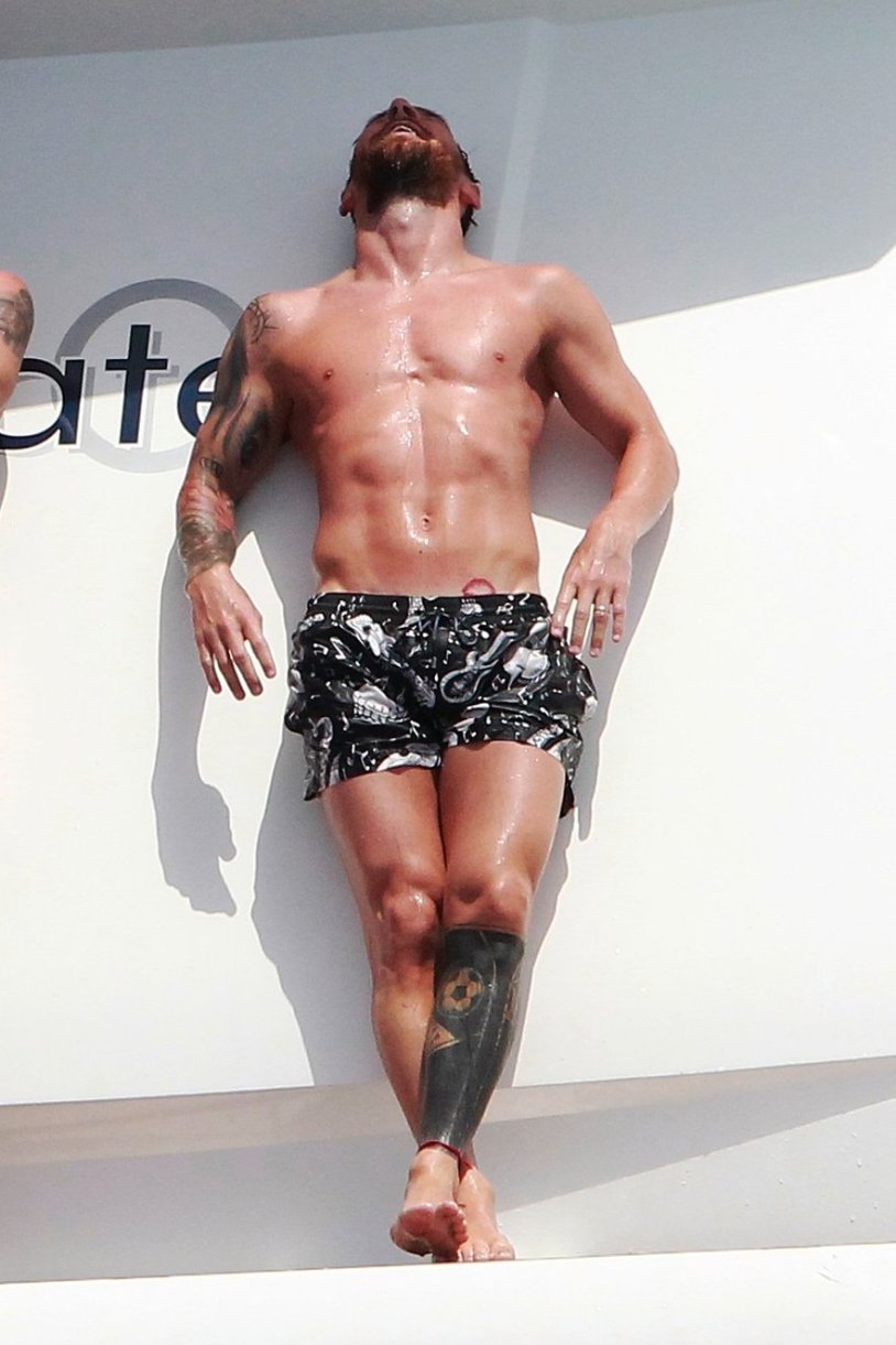 Messi photo with fans