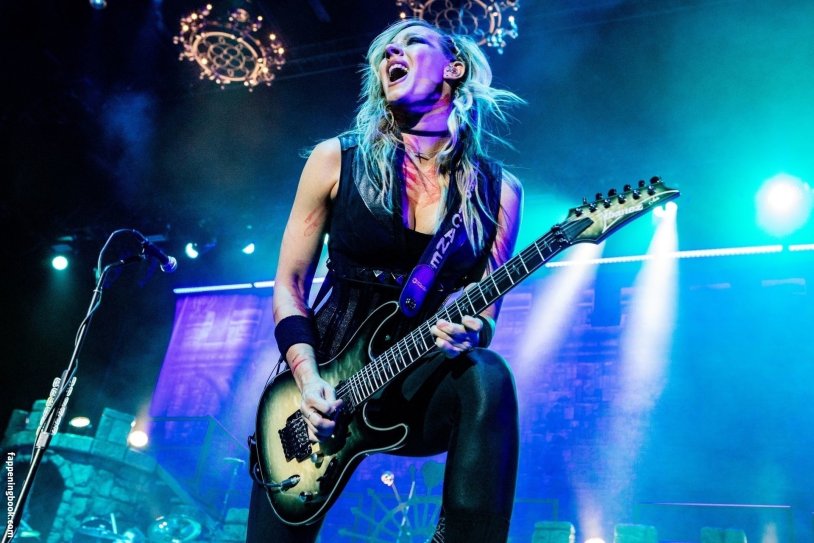 Nita Strauss guitar