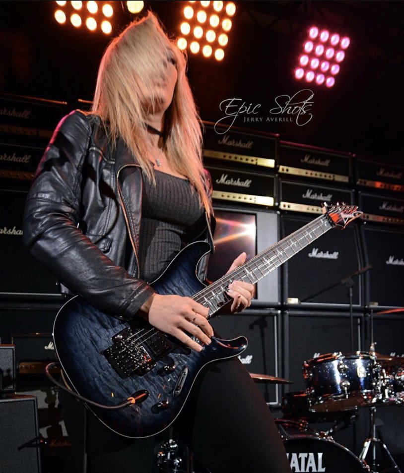 Nita Strauss guitarist