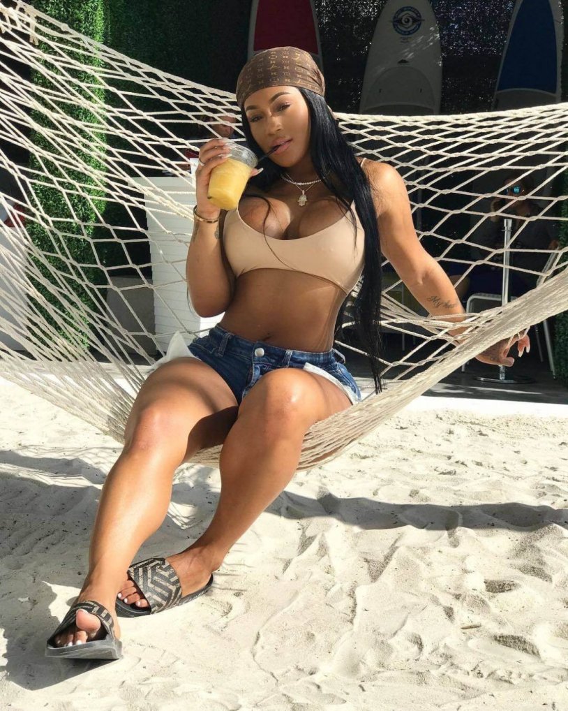 Lira Mercer in Bikini