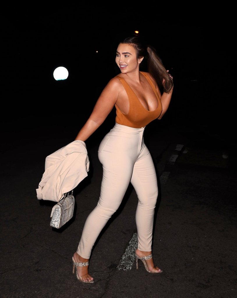 Sideboob on the street