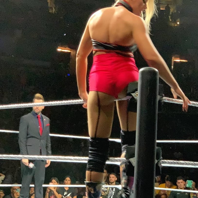Photo naked Lacey Evans / Leisi Evans