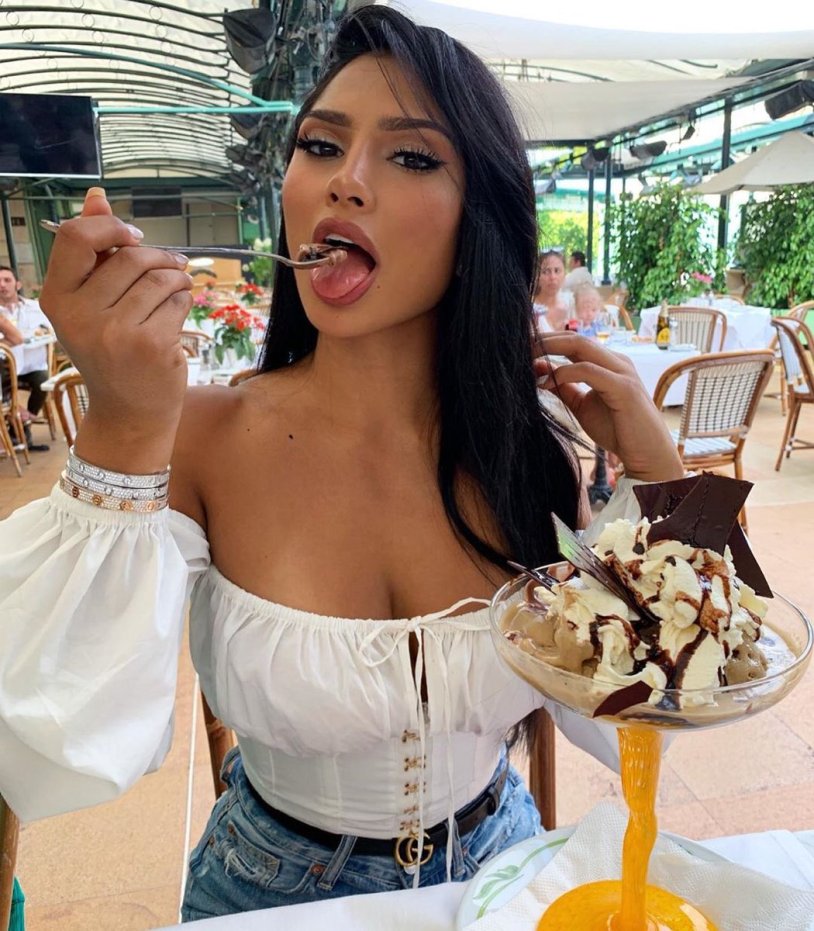 Kiki Weiss hot in tights