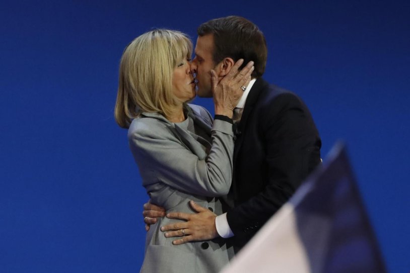 Macron photo air kiss