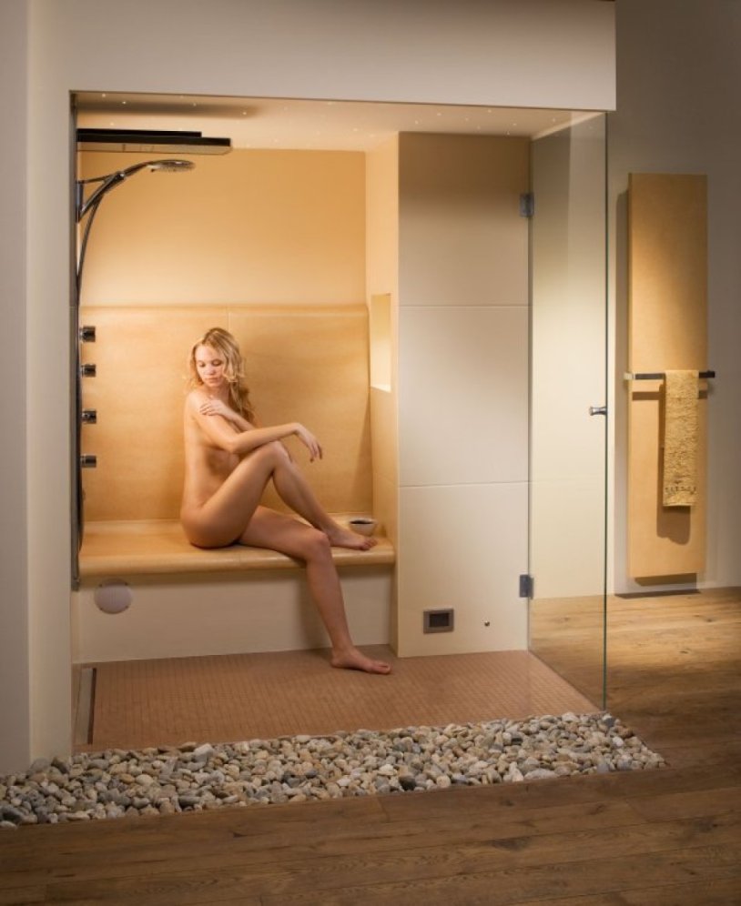 Naked women in a Turkish bathhouse