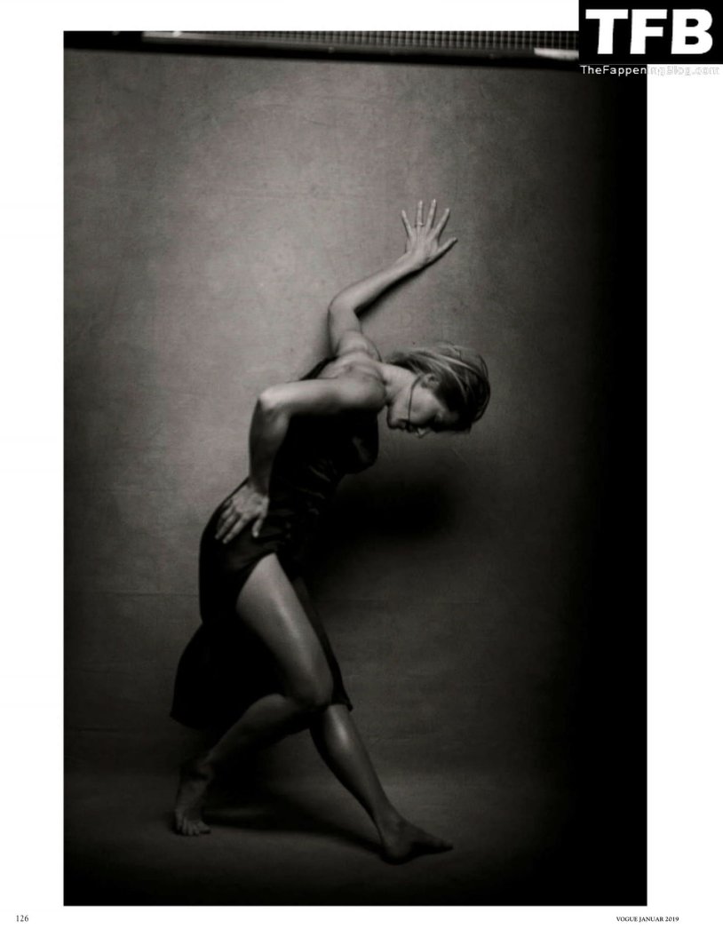 Naked singer Helen Fisher