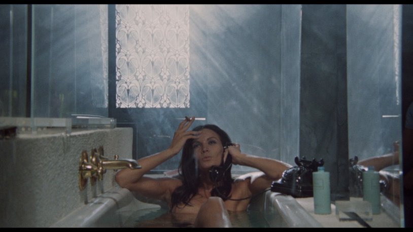 Julia Roberts Beauty in the bathroom