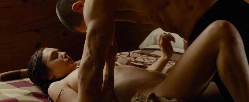 Elizabeth Olsen Oldboy bed