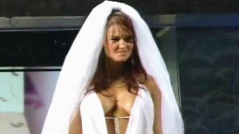 Lita vs trish stratus bra