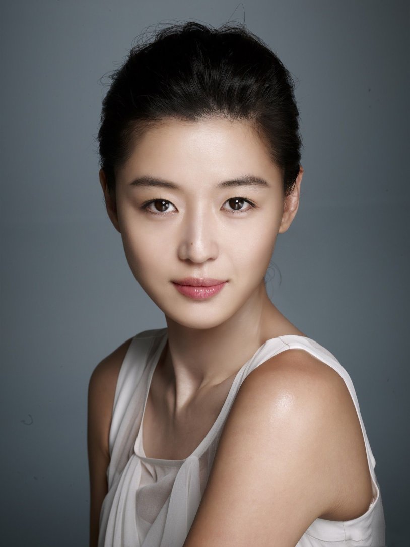 Actress Kojun Huh
