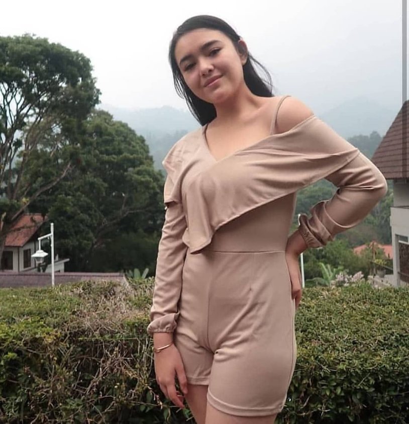 BELAHAN DADA ANYA GERALDINE