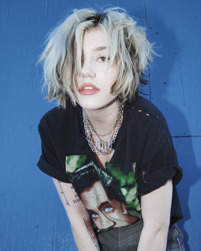 Kailee morgue selfie green hair