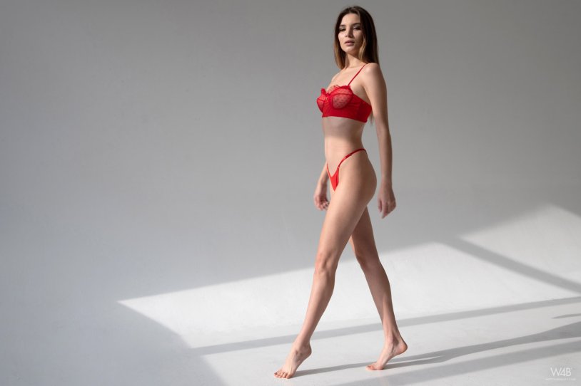 Emilia Hops Naked Vagina