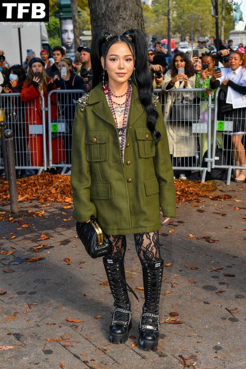 Bella Thorne 18 Plum