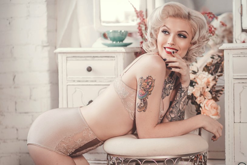 Boudoir Pin Up