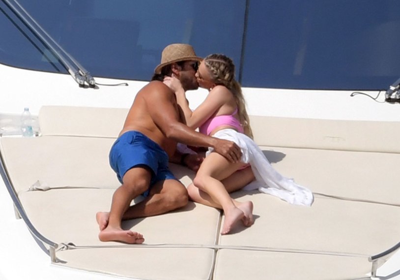 Пёс и девушки в купальниках