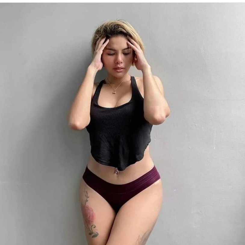 Selin Dion in underwear