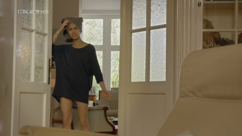 Hystra Emre barefoot