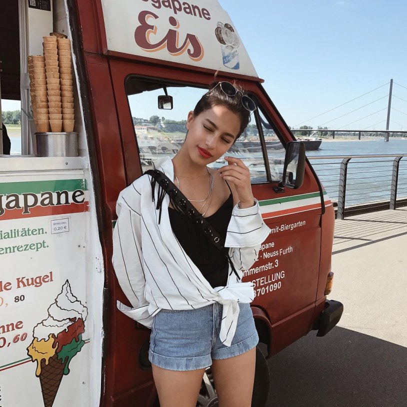 Hystra Emre barefoot