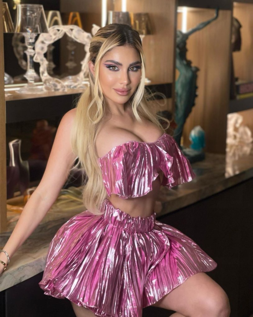 Alex Dellanzos Model